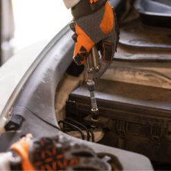 Leatherman Ratchet Driver -Chefs Knives Store LT931030 Leatherman Ratechet Driver in Use Engine Repair