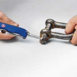 Victorinox Skipper Pro Lockblade Swiss Army Knife -Chefs Knives Store sa85032mw marlin spike in use 2 x1000 54e3dd0b b93c 4365 a948 cc914f4eb6d8